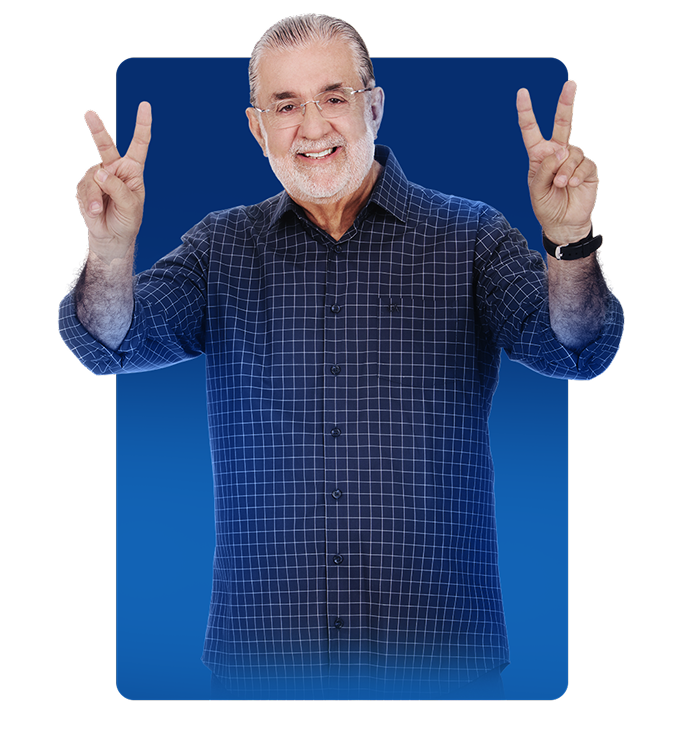 Dr. Valdomiro Lopes fazendo o V da vitória